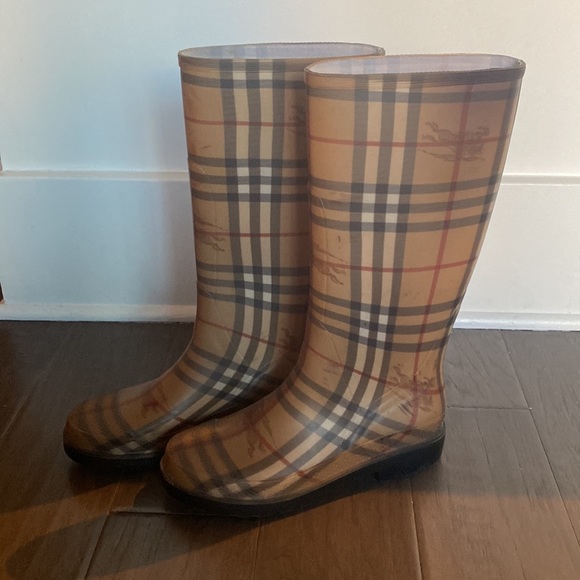 Burberry rain boots - Picture 2 of 3